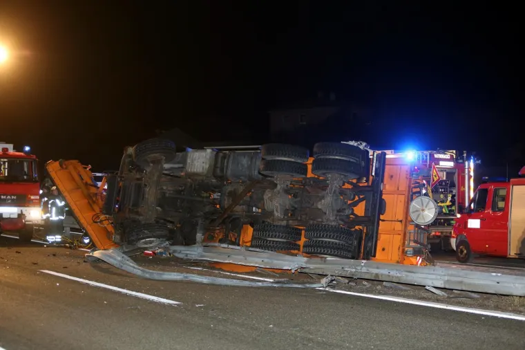 S obzirom da očevid i uklanjanje ralice još uvijek traje promet autocestom odvija se jednim trakom.