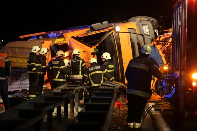 TRAGEDIJA NA BOŽIĆNO JUTRO: Na autocesti kod Rijeke se prevrnula ralica, jedna osoba poginula na mjestu nesreće