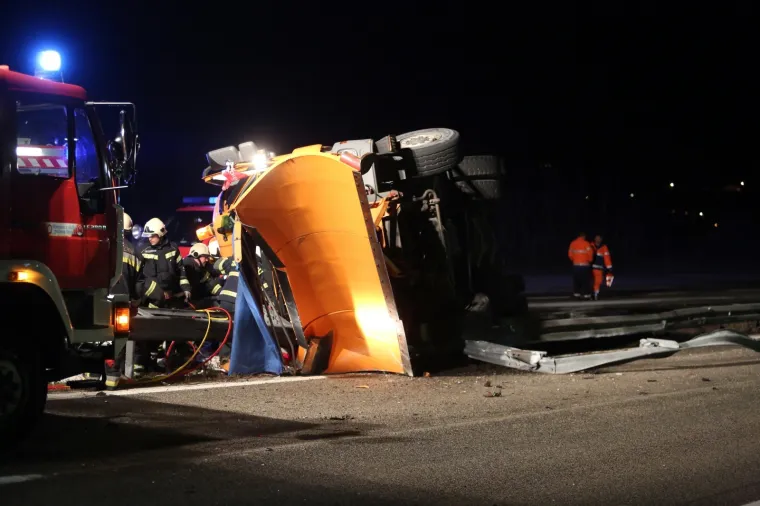 TRAGEDIJA NA BOŽIĆNO JUTRO: Na autocesti kod Rijeke se prevrnula ralica, jedna osoba poginula na mjestu nesreće