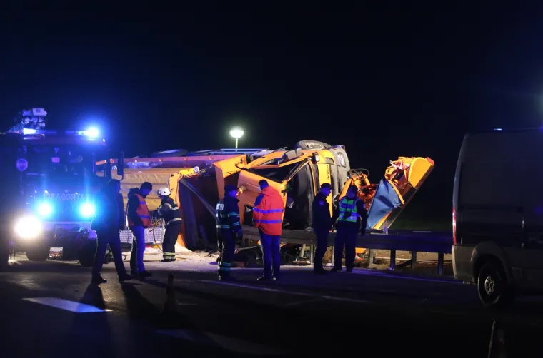 TRAGEDIJA NA BOŽIĆNO JUTRO: Na autocesti kod Rijeke se prevrnula ralica, jedna osoba poginula na mjestu nesreće