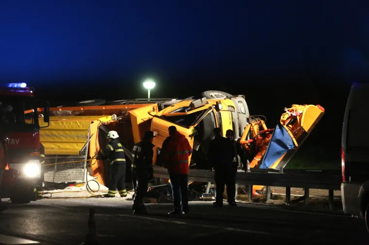 TRAGEDIJA NA BOŽIĆNO JUTRO: Na autocesti kod Rijeke se prevrnula ralica, jedna osoba poginula na mjestu nesreće