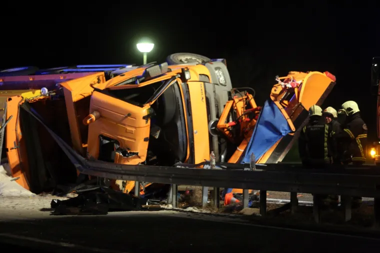 TRAGEDIJA NA BOŽIĆNO JUTRO: Na autocesti kod Rijeke se prevrnula ralica, jedna osoba poginula na mjestu nesreće