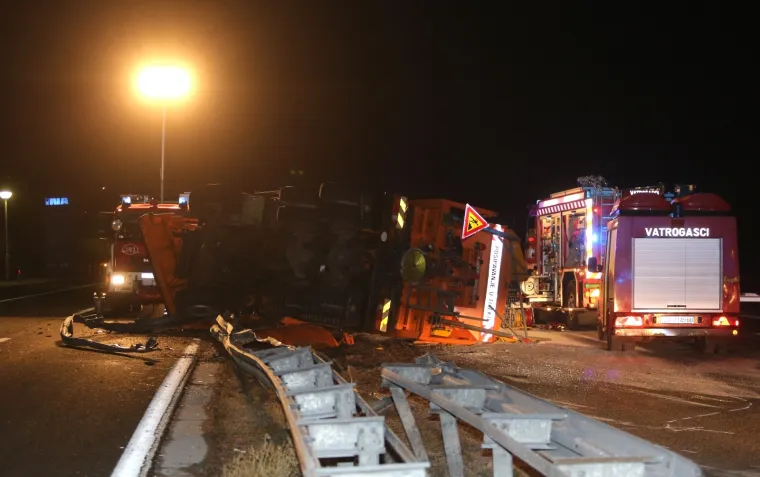 TRAGEDIJA NA BOŽIĆNO JUTRO: Na autocesti kod Rijeke se prevrnula ralica, jedna osoba poginula na mjestu nesreće