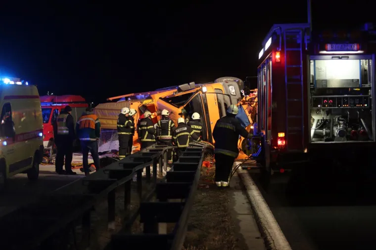 TRAGEDIJA NA BOŽIĆNO JUTRO: Na autocesti kod Rijeke se prevrnula ralica, jedna osoba poginula na mjestu nesreće