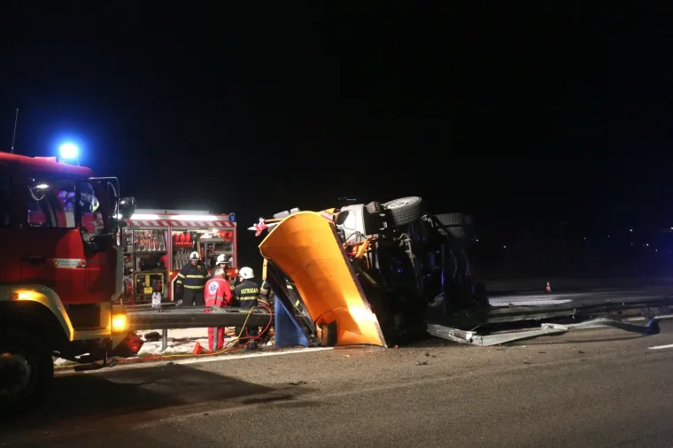 TRAGEDIJA NA BOŽIĆNO JUTRO: Na autocesti kod Rijeke se prevrnula ralica, jedna osoba poginula na mjestu nesreće