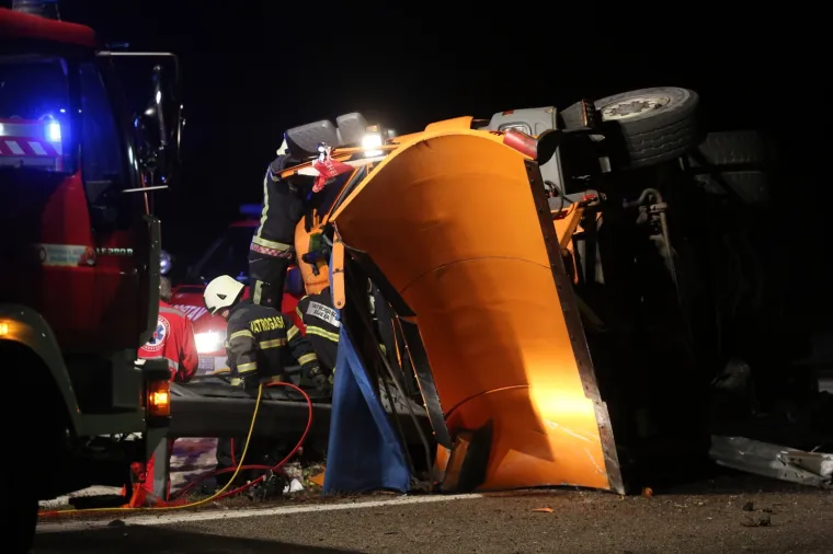 TRAGEDIJA NA BOŽIĆNO JUTRO: Na autocesti kod Rijeke se prevrnula ralica, jedna osoba poginula na mjestu nesreće