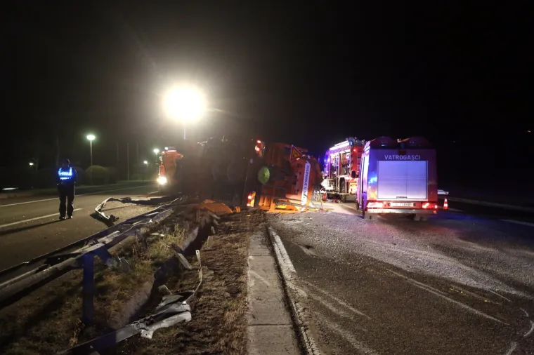 TRAGEDIJA NA BOŽIĆNO JUTRO: Na autocesti kod Rijeke se prevrnula ralica, jedna osoba poginula na mjestu nesreće
