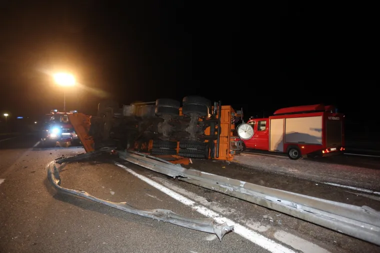TRAGEDIJA NA BOŽIĆNO JUTRO: Na autocesti kod Rijeke se prevrnula ralica, jedna osoba poginula na mjestu nesreće