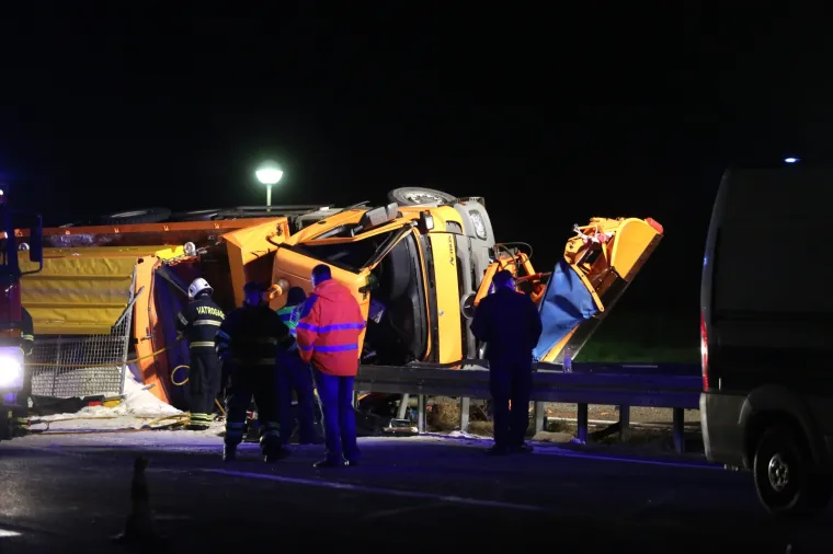 TRAGEDIJA NA BOŽIĆNO JUTRO: Na autocesti kod Rijeke se prevrnula ralica, jedna osoba poginula na mjestu nesreće
