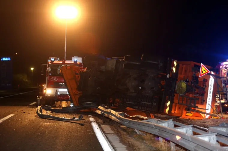 TRAGEDIJA NA BOŽIĆNO JUTRO: Na autocesti kod Rijeke se prevrnula ralica, jedna osoba poginula na mjestu nesreće