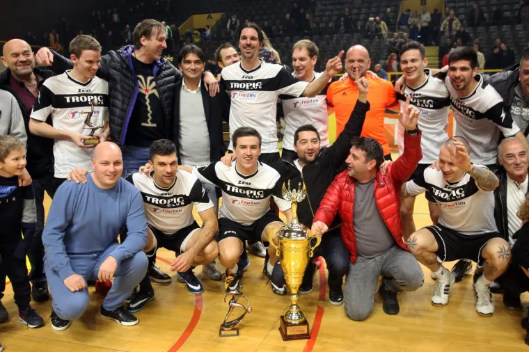 Šesnaesto izdanje turnira Četiri kafića održano na splitskim Gripama pripalo je momčadi Tropica koja je u finalu svladala Camel 6-3.