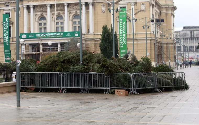 Tužan prizor: stotine neprodanih jelki u Rijeci čekaju komunalne službe da ih odvedu na otpad