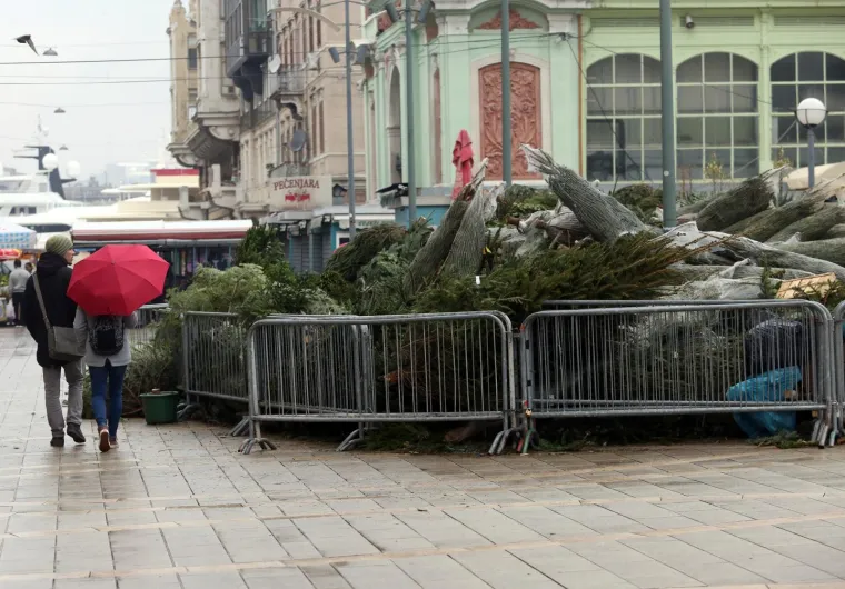 Tužan prizor: stotine neprodanih jelki u Rijeci čekaju komunalne službe da ih odvedu na otpad