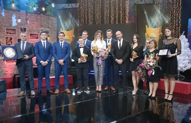 U studiju HRT-a održana je 66. dodjela nagrada najboljim hrvatskim sportašima u organizaciji Sportskih novosti. Najboljima su proglašeni atletičarka Sandra Perković, gimnastičar Tin Srbić, hrvatska vaterpolska reprezentacija i hrvatska reprezentacija u samostrelu. Priznanje za pothvat godine dobila je daljinska plivačica Dina Levačić, potez godine pripada vaterpolistu Anđelu Šetki, a nagradu za fair-play je dobio nogometni trener Dario Lujić.