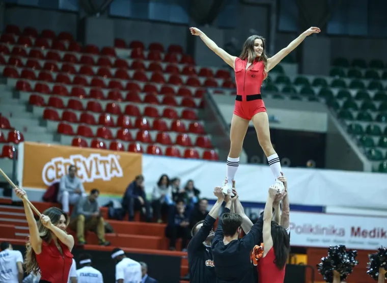 CEDEVITAŠICE ZAPALILE DVORANU: Vatrene plesačice oduševile publiku svojim vještinama