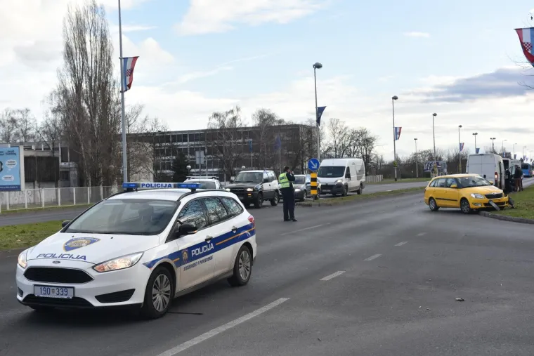 TEŠKA PROMETNA NESREĆA U NOVOM ZAGREBU: Sudarili se automobil i dostavno vozilo