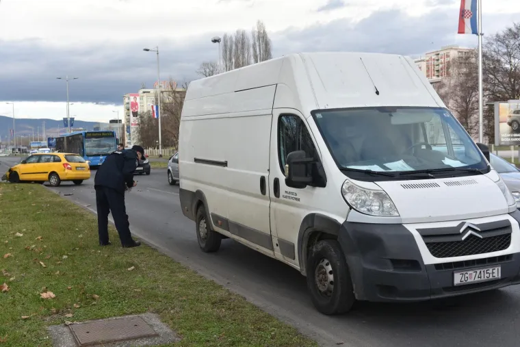 TEŠKA PROMETNA NESREĆA U NOVOM ZAGREBU: Sudarili se automobil i dostavno vozilo