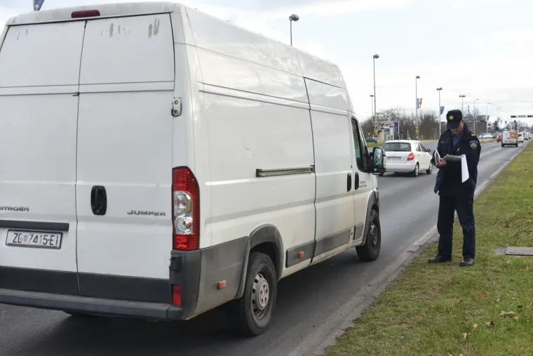 TEŠKA PROMETNA NESREĆA U NOVOM ZAGREBU: Sudarili se automobil i dostavno vozilo