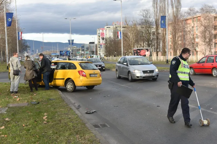 TEŠKA PROMETNA NESREĆA U NOVOM ZAGREBU: Sudarili se automobil i dostavno vozilo