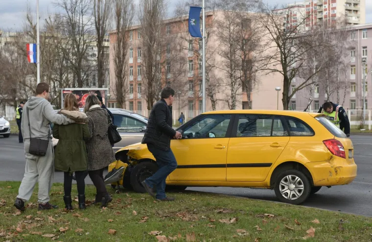 TEŠKA PROMETNA NESREĆA U NOVOM ZAGREBU: Sudarili se automobil i dostavno vozilo