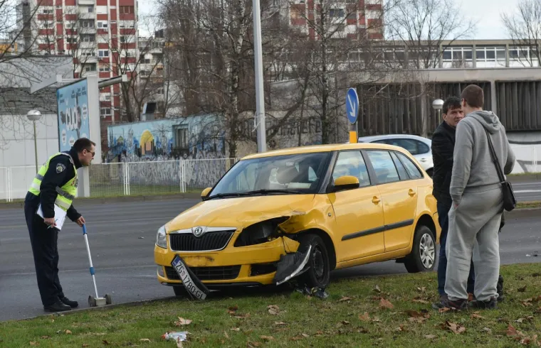 TEŠKA PROMETNA NESREĆA U NOVOM ZAGREBU: Sudarili se automobil i dostavno vozilo