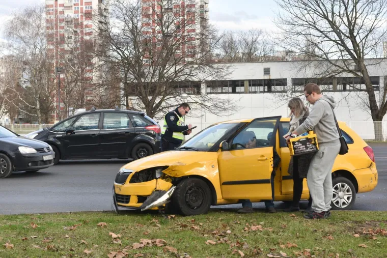 U Novom Zagrebu se u srijedu poslijepodne dogodila teška prometna nesreća. U sudaru na raskrižju Aleje Pomoraca i Avenije Većeslava Holjevca sudjelovali su osobni automobil i dostavno vozilo.