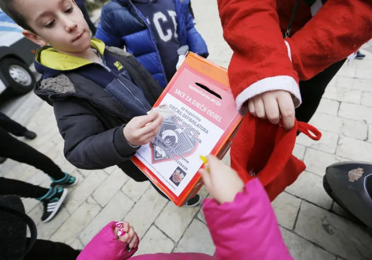 Veselje i humanitarna akcija: Moto Mrazovi na Stradunu razveselili brojne mali&scaron;ane