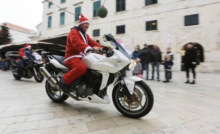 Veselje i humanitarna akcija: Moto Mrazovi na Stradunu razveselili brojne mali&scaron;ane