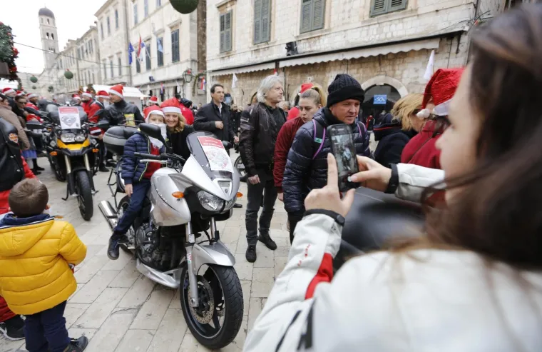Veselje i humanitarna akcija: Moto Mrazovi na Stradunu razveselili brojne mali&scaron;ane