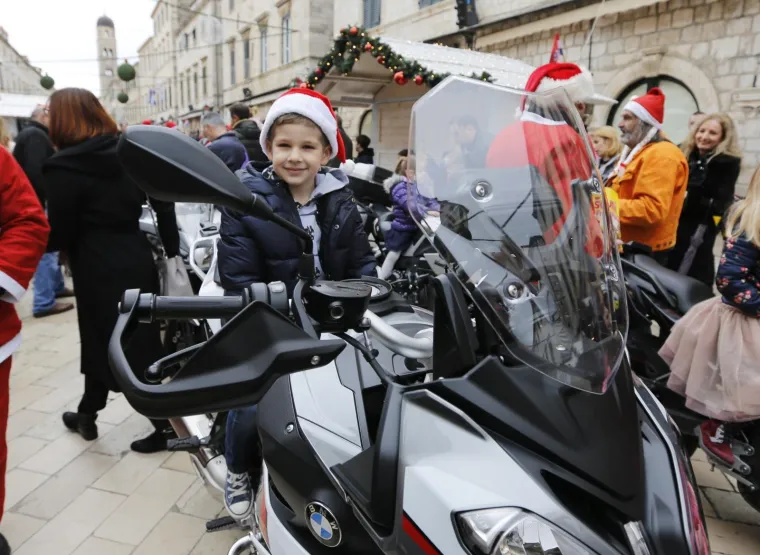 Veselje i humanitarna akcija: Moto Mrazovi na Stradunu razveselili brojne mali&scaron;ane