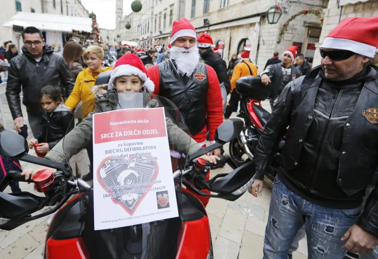 Veselje i humanitarna akcija: Moto Mrazovi na Stradunu razveselili brojne mali&scaron;ane