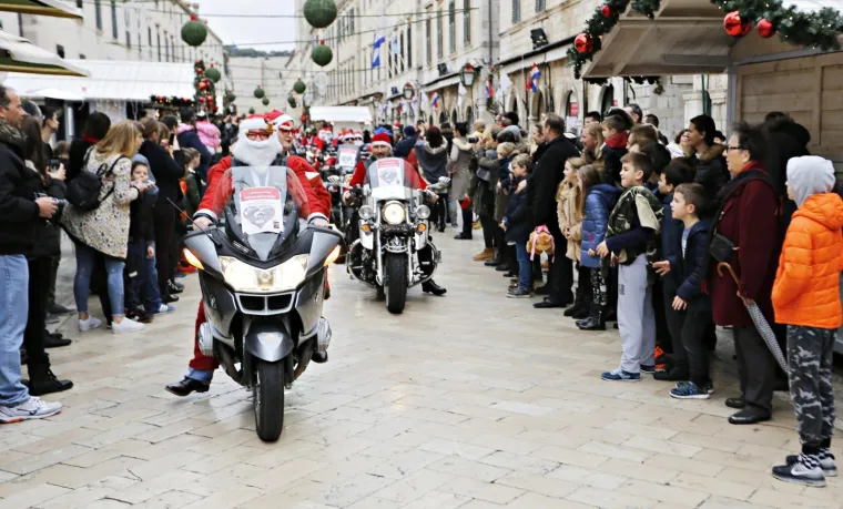 Veselje i humanitarna akcija: Moto Mrazovi na Stradunu razveselili brojne mali&scaron;ane