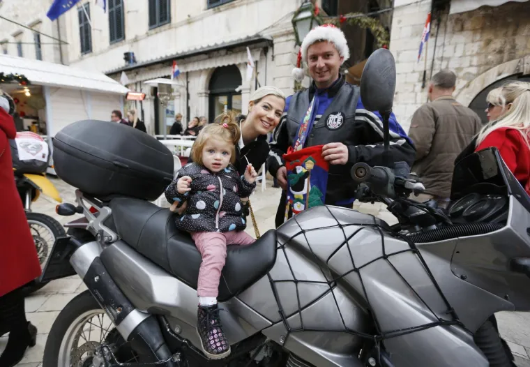 Veselje i humanitarna akcija: Moto Mrazovi na Stradunu razveselili brojne mali&scaron;ane