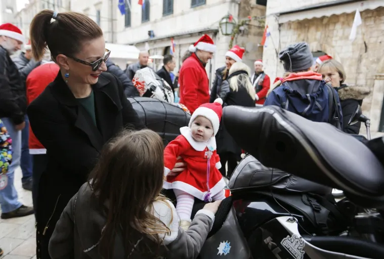 Veselje i humanitarna akcija: Moto Mrazovi na Stradunu razveselili brojne mali&scaron;ane