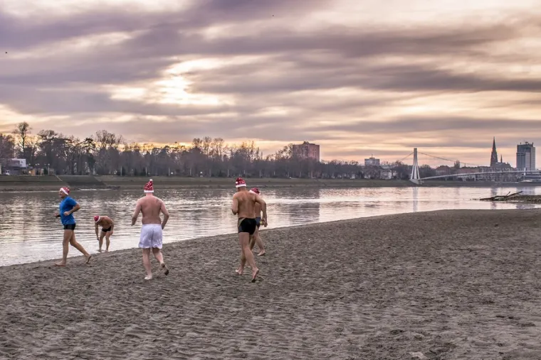 Božićni picigin na Dravi: 'lege' i 'legice' proslavili blagdane na osječkoj Kopiki