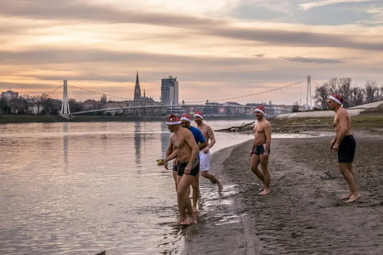Božićni picigin na Dravi: 'lege' i 'legice' proslavili blagdane na osječkoj Kopiki