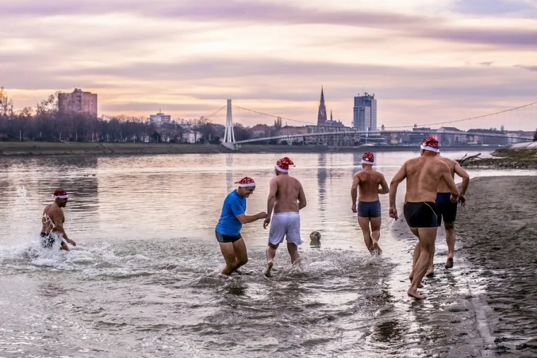 Božićni picigin na Dravi: 'lege' i 'legice' proslavili blagdane na osječkoj Kopiki