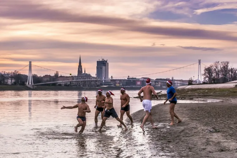 Božićni picigin na Dravi: 'lege' i 'legice' proslavili blagdane na osječkoj Kopiki