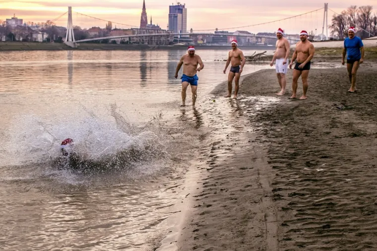 Božićni picigin na Dravi: 'lege' i 'legice' proslavili blagdane na osječkoj Kopiki