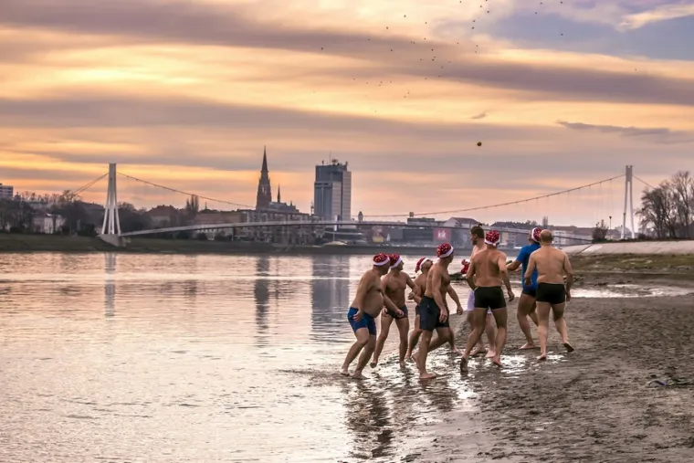 Božićni picigin na Dravi: 'lege' i 'legice' proslavili blagdane na osječkoj Kopiki