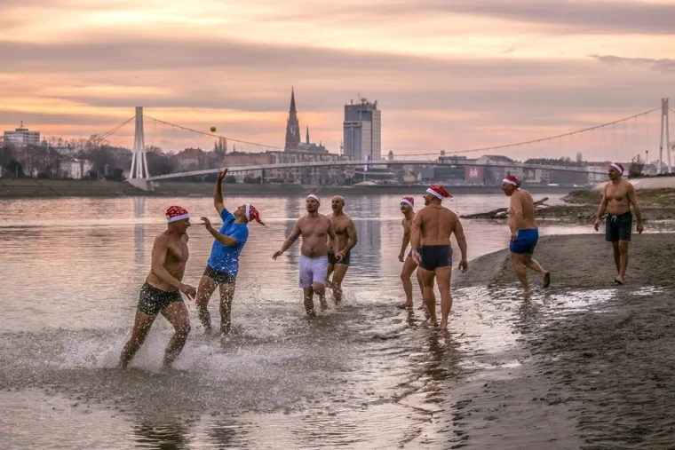 Božićni picigin na Dravi: 'lege' i 'legice' proslavili blagdane na osječkoj Kopiki