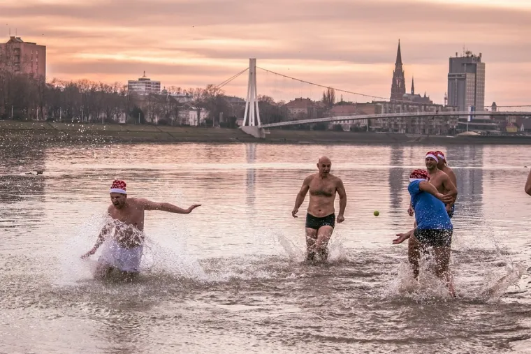 Božićni picigin na Dravi: 'lege' i 'legice' proslavili blagdane na osječkoj Kopiki