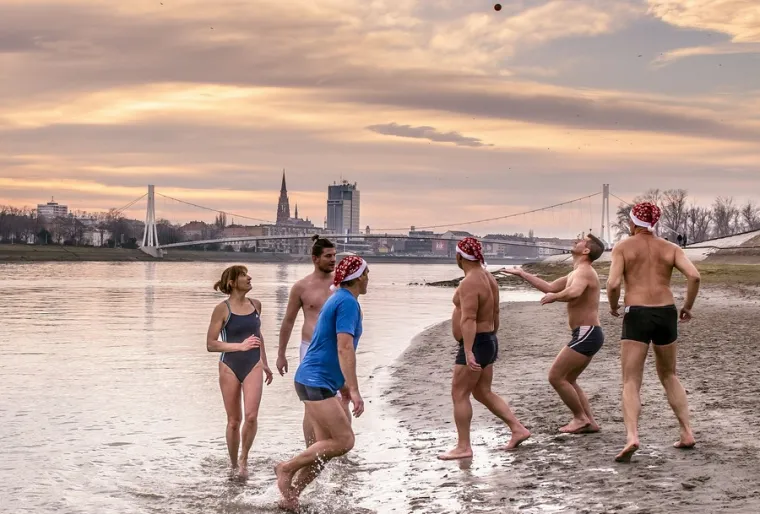 Božićni picigin na Dravi: 'lege' i 'legice' proslavili blagdane na osječkoj Kopiki