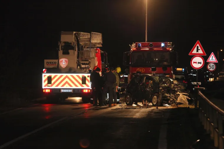 Oko 19 sati u mjestu Stružec vozilo je sletjelo u kanal pun vode uz samu prometnicu pri čemu je vozač smrtno stradao