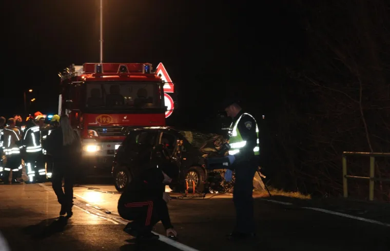 Oko 19 sati u mjestu Stružec vozilo je sletjelo u kanal pun vode uz samu prometnicu pri čemu je vozač smrtno stradao