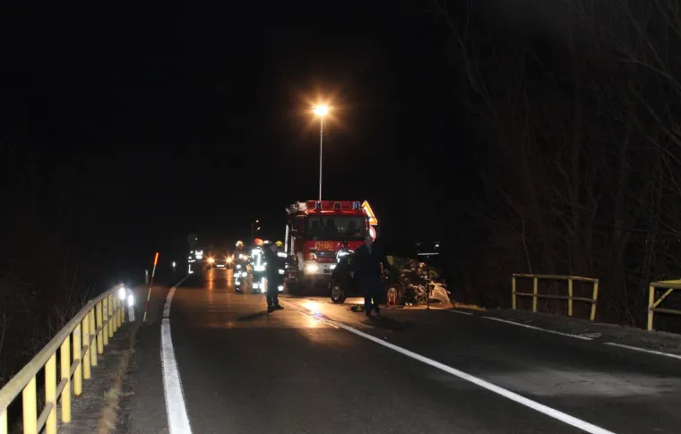 Oko 19 sati u mjestu Stružec vozilo je sletjelo u kanal pun vode uz samu prometnicu pri čemu je vozač smrtno stradao