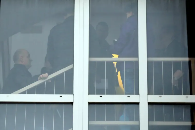 Policija istražuje ubojstvo koje se danas dogodilo u Zagrebu. Naime, u Zrnetićevoj ulici 5a oko podneva je pronađen mrtav mu&scaron;karac. Ubrzo je utvrđeno da je ubijen, a žena koja ga je, kako se pretpostavlja, ubila, prevezena je u bolnicu. Neslužbeno doznajemo da je između njih dvoje do&scaron;lo do sukoba koji je okončan u krvi. U tijeku je policijski očevid kojim bi trebali biti utvrđeni svi detalji ove tragedije.