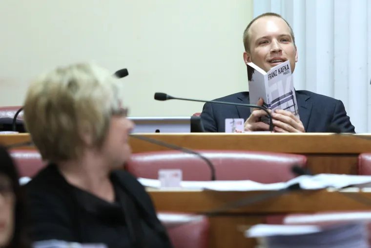 Njima je zabavno, a mladi bježe iz Hrvatske: dok pesimizam u državi cvate, u političkim foteljama vlada drugačija perspektiva