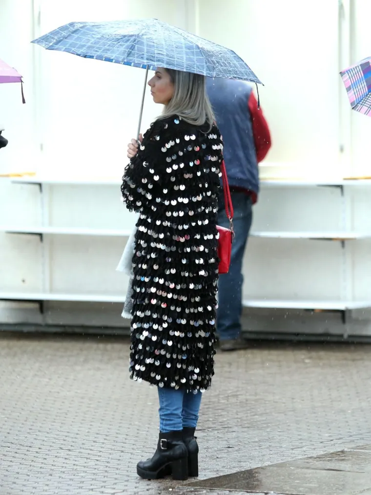 Kad je vani hladno i kišovito vrijeme, obično nam se baš i ne da razmišljati o tome što ćemo odjenuti, već na sebe nabacimo prvo što nađemo u ormaru, jer ako je vrijeme bezveze, može biti i naš outfit...