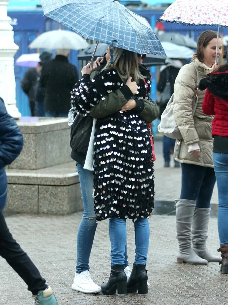 No, ova cura, koja je danas Zagrebom prošetala u najposebnijem kaputu koji smo dosad vidjele, baš i ne misli tako.